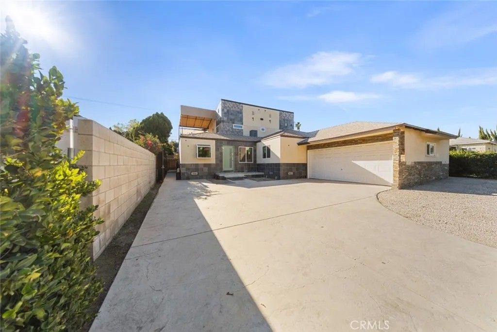 Photo of 18750 Collins Street, Tarzana, CA 91356 (MLS # GD26010389)