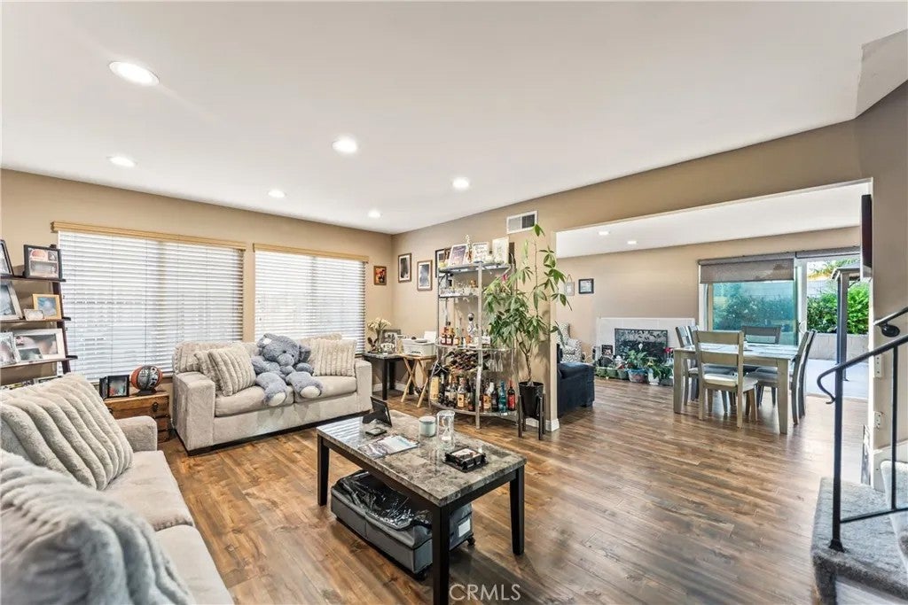 1003 E Helmick