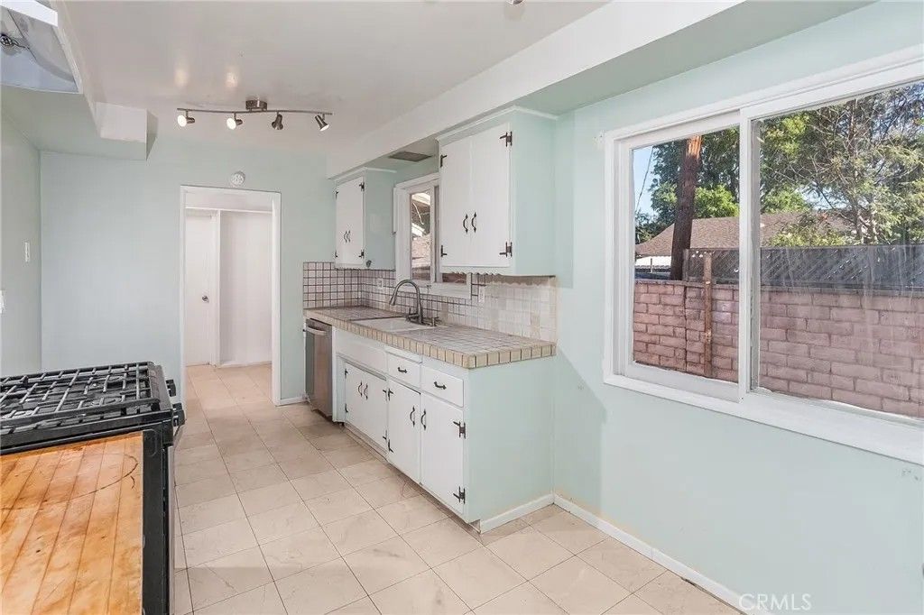 Photo of 7915 Owensmouth Avenue, Canoga Park, CA 91304 (MLS # SR26015673)