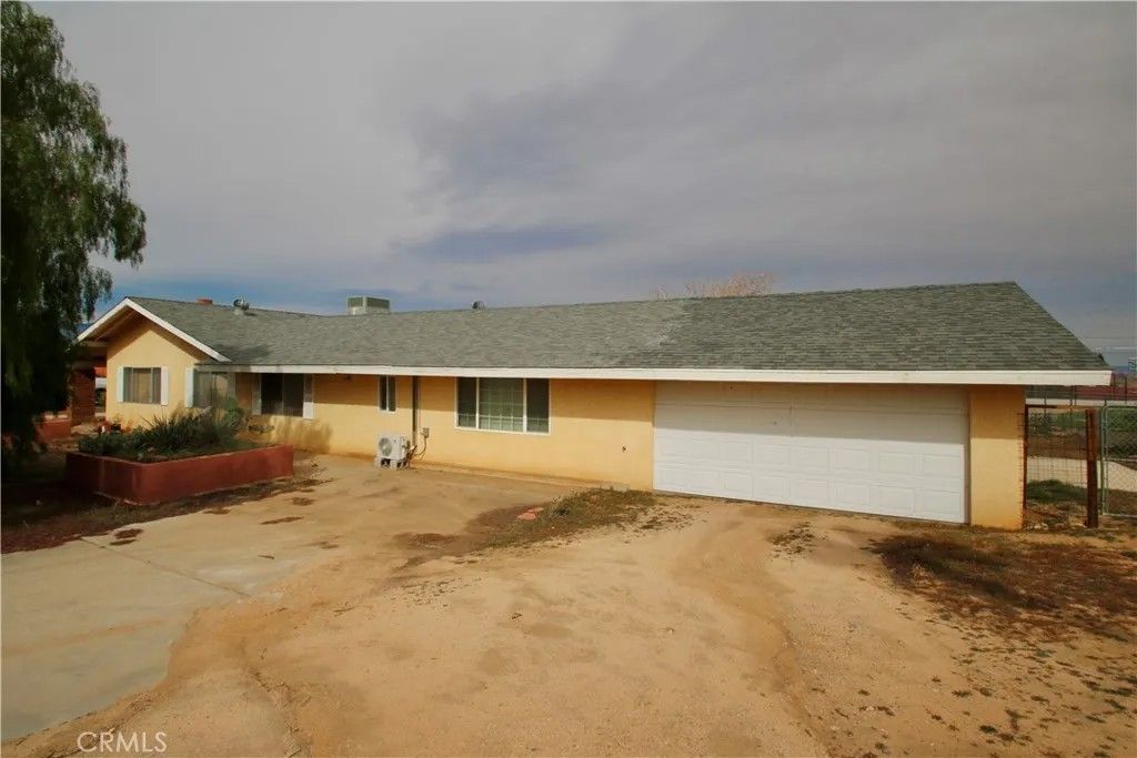 Photo of 8747 Balsa Ave, Yucca Valley, CA 92284 (MLS # JT26031488)