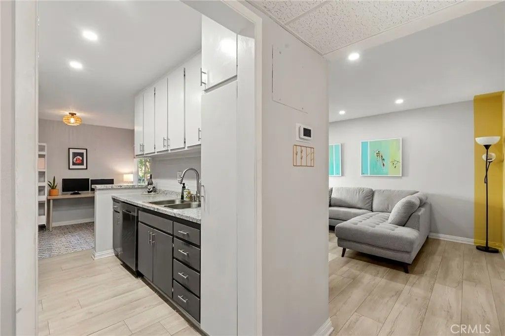 Photo of 18307 Burbank Blvd #5, Tarzana, CA 91356 (MLS # SR26040363)