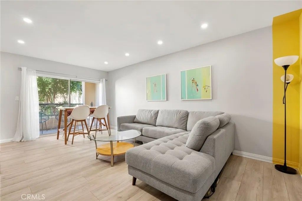 Photo of 18307 Burbank Blvd #5, Tarzana, CA 91356 (MLS # SR26040363)