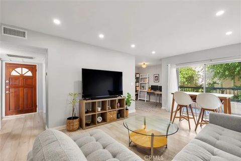 18307 Burbank 5 Tarzana CA 91356