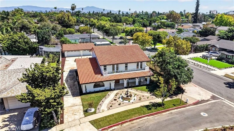 2301 N Lowell