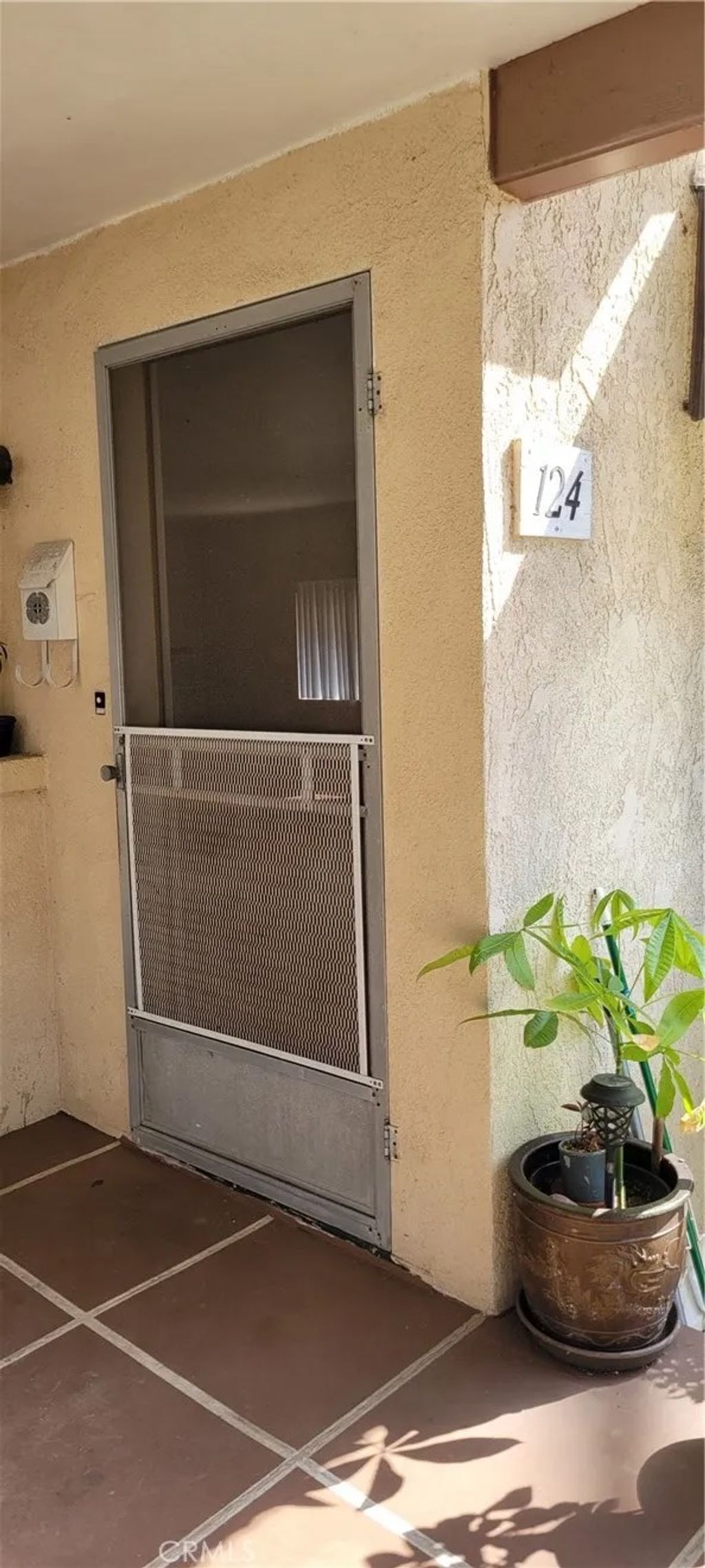 Photo of 124 N Parkwood Ave, Pasadena, CA 91107 (MLS # SR25239105)