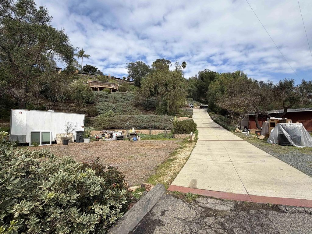 Photo of 2416 Gird Rd, Fallbrook, CA 92028 (MLS # 260001841)