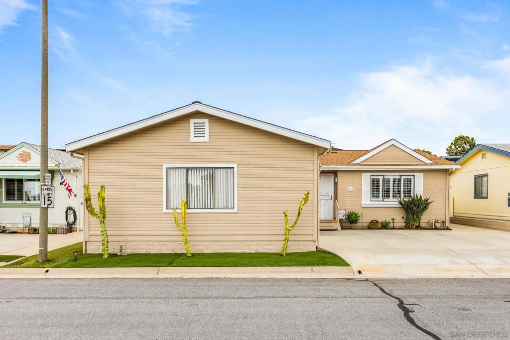 Photo of 1171 Via Santa Paulo, Vista, CA 92081 (MLS # 260011595)