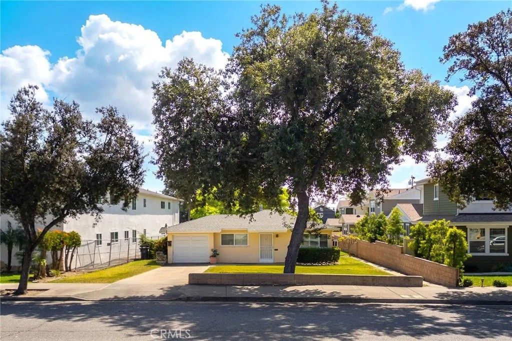 Photo of 526 E Olive Avenue, Monrovia, CA 91016 (MLS # AR26058896)