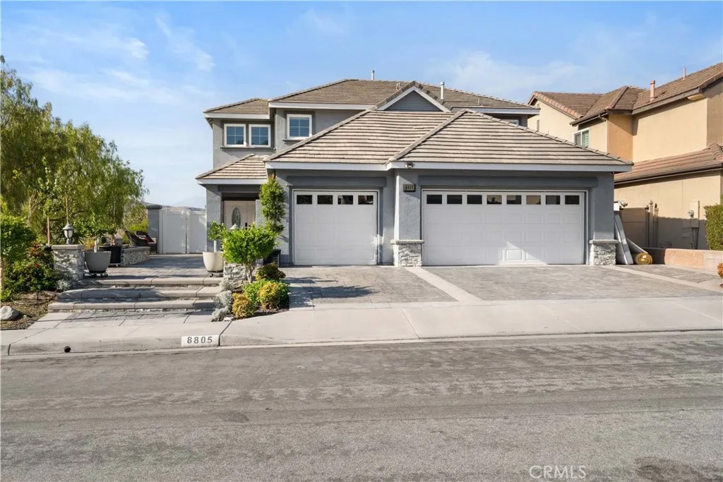 8805 E Crestview