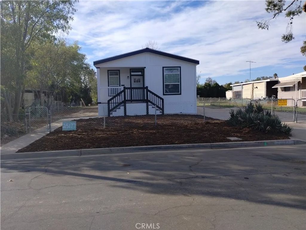 Photo of 25177 Avenida Valencia, Homeland, CA 92548 (MLS # SW25278663)