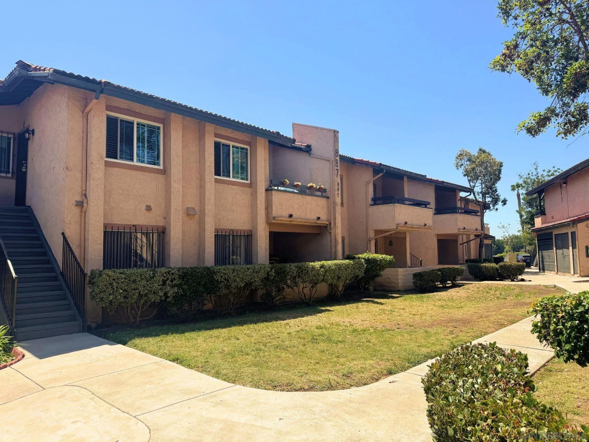 875 W San Ysidro Blvd 14