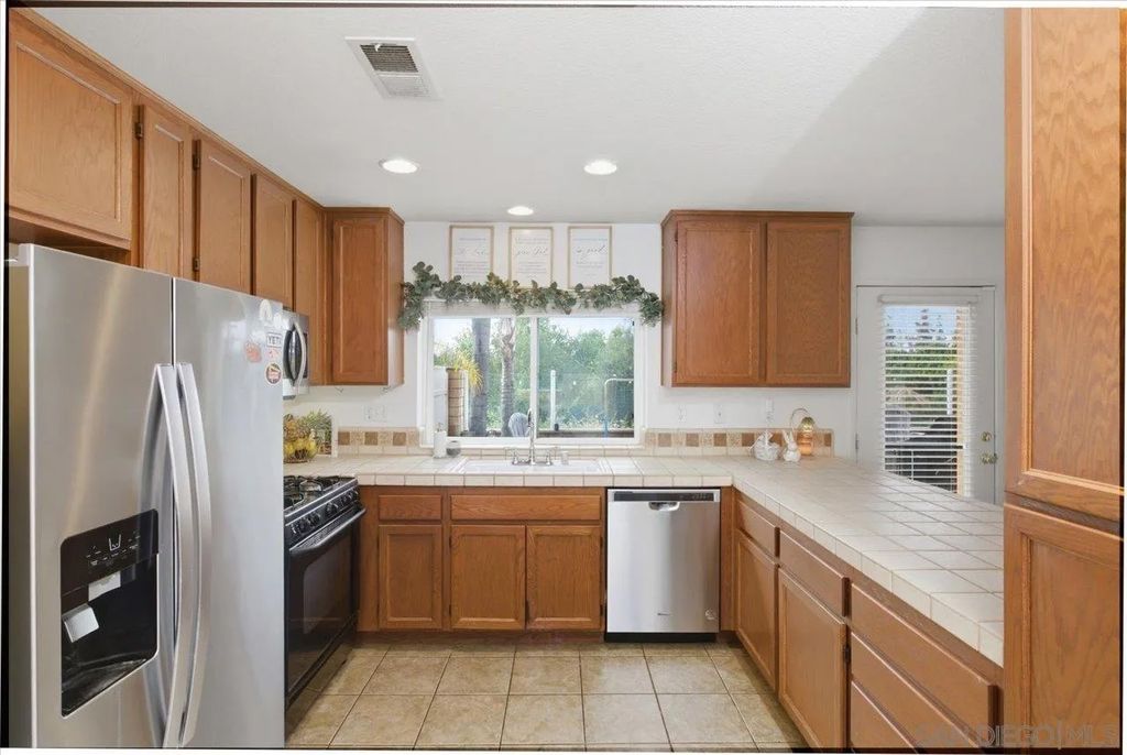 Photo of 1964 Arbor Gln, Escondido, CA 92025 (MLS # 260009176)