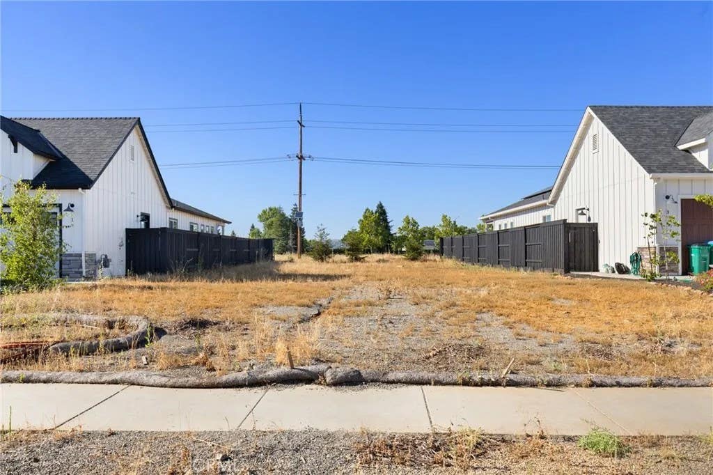 Photo of 2 Harkness Ct, Chico, CA 95973 (MLS # SN26137699)