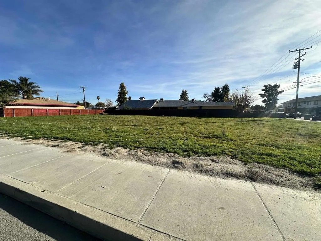Photo of 605 S Jordan Avenue, San Jacinto, CA 92583 (MLS # PTP2507764)