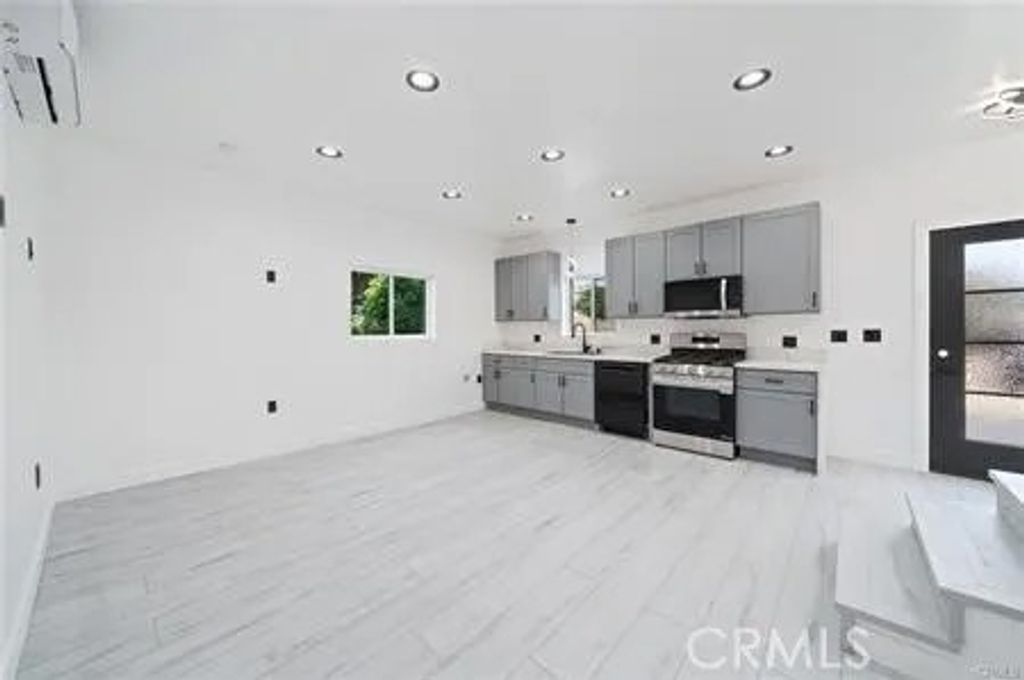 Photo of 16602 Superior St, Northridge, CA 91343 (MLS # SR26148025)