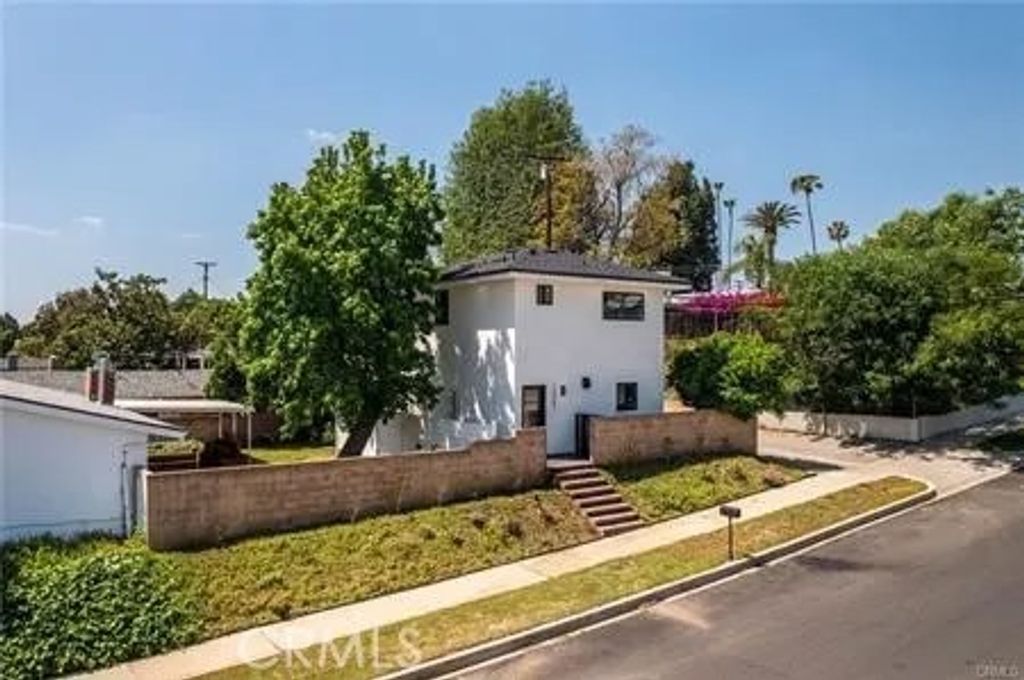 Photo of 16602 Superior St, Northridge, CA 91343 (MLS # SR26148025)
