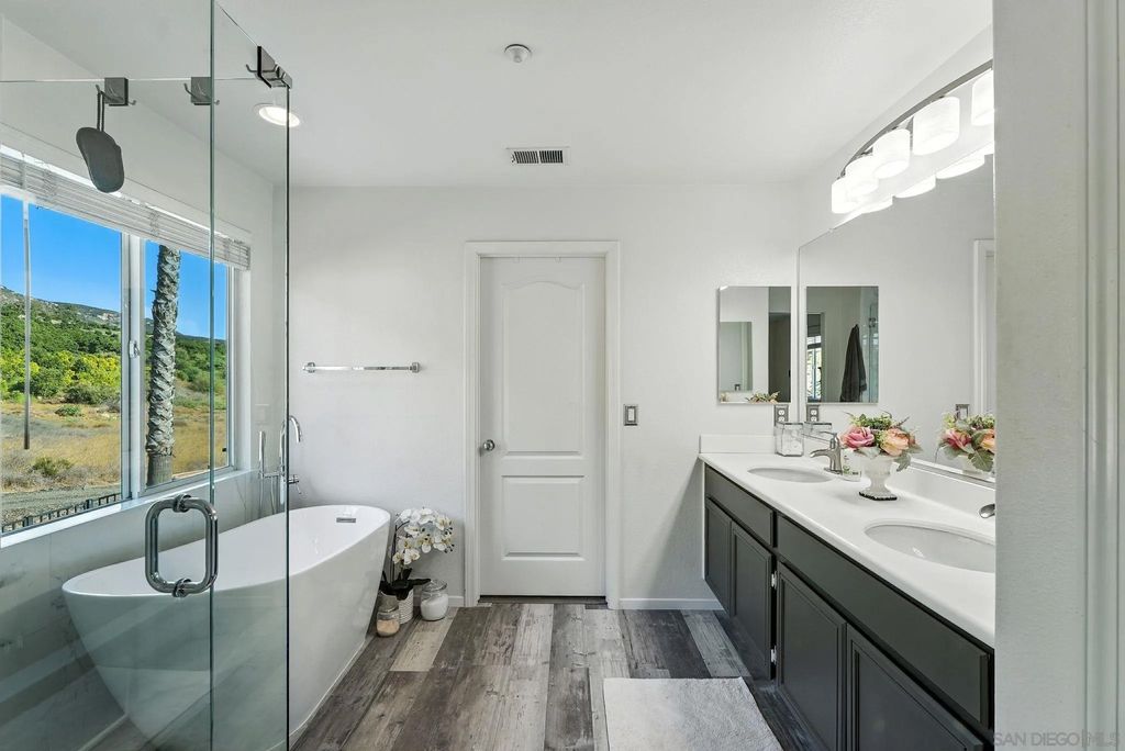 Photo of 5058 Lake Circle Rd, Fallbrook, CA 92028 (MLS # 250038052)