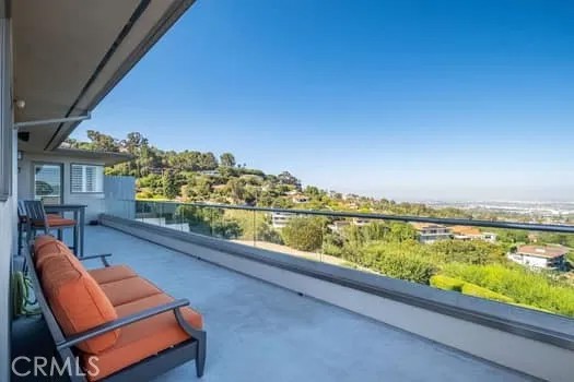 43 Avenida Corona