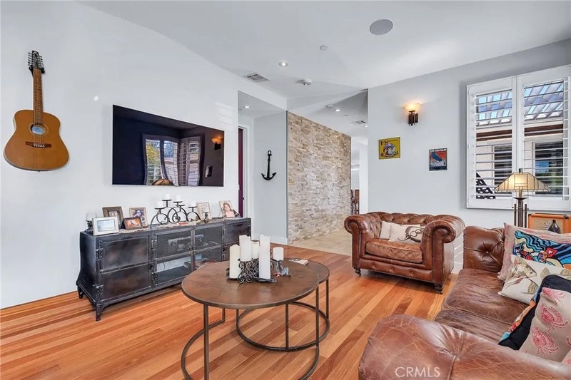 43 Avenida Corona