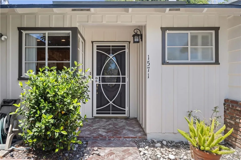 1571 W Pacific