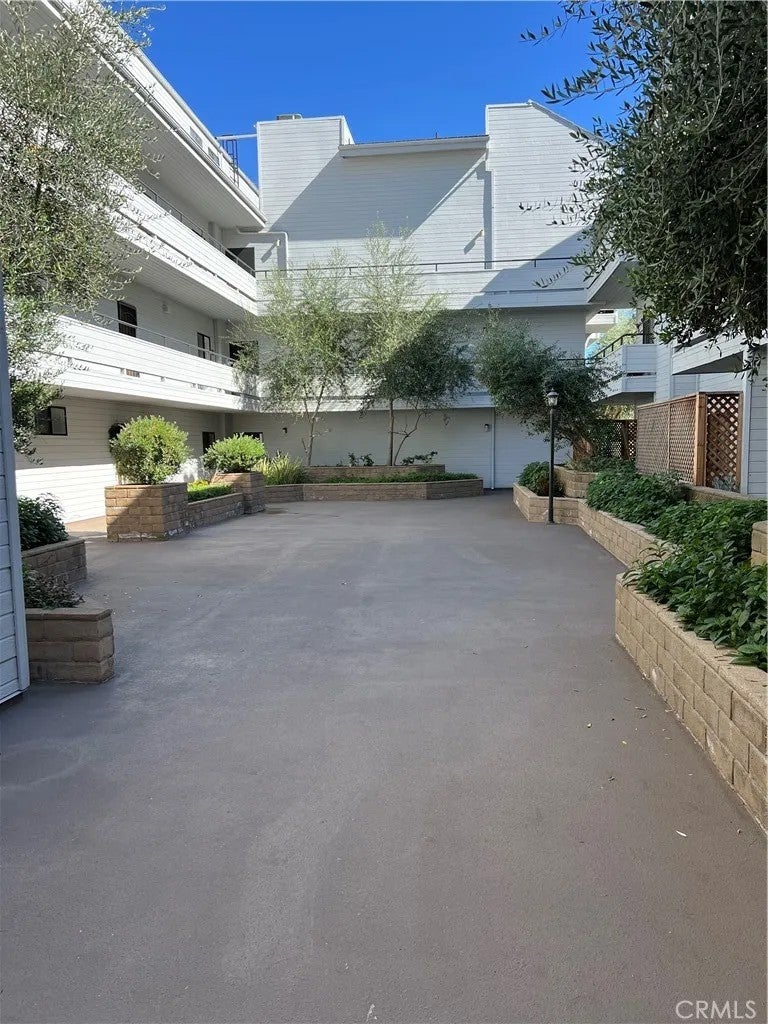 13331 Moorpark Street 110