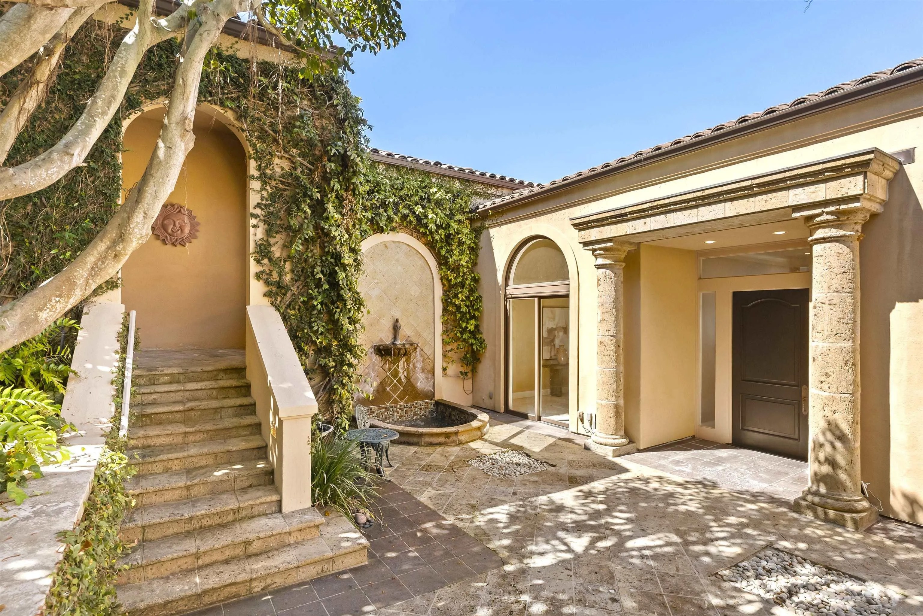 2302 Rue Adriane
