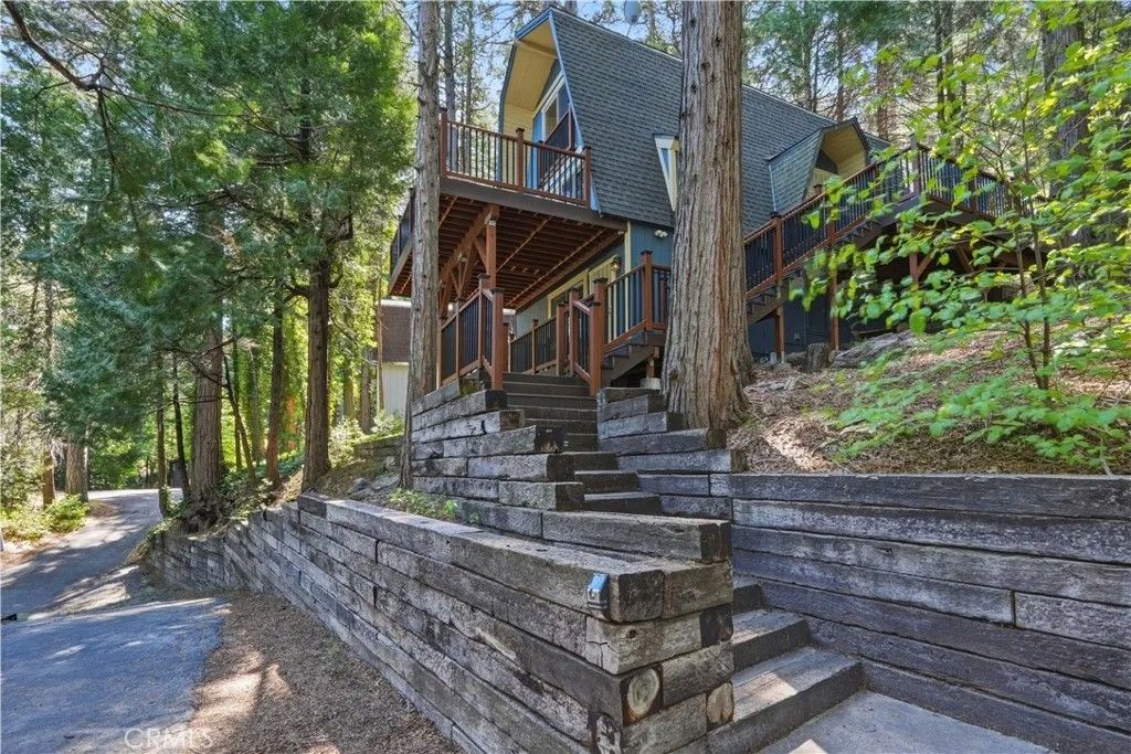 Photo of 24091 Lakeview Dr, Crestline, CA 92325 (MLS # IG26093053)