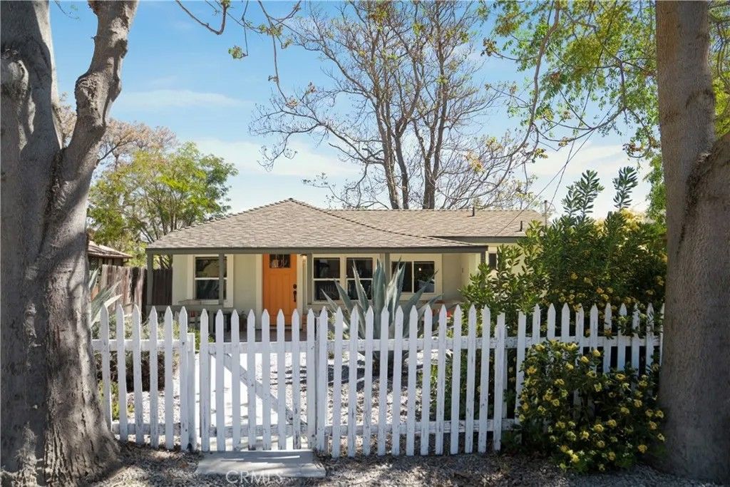 Photo of 1712 Pine Street, Paso Robles, CA 93446 (MLS # NS26068520)