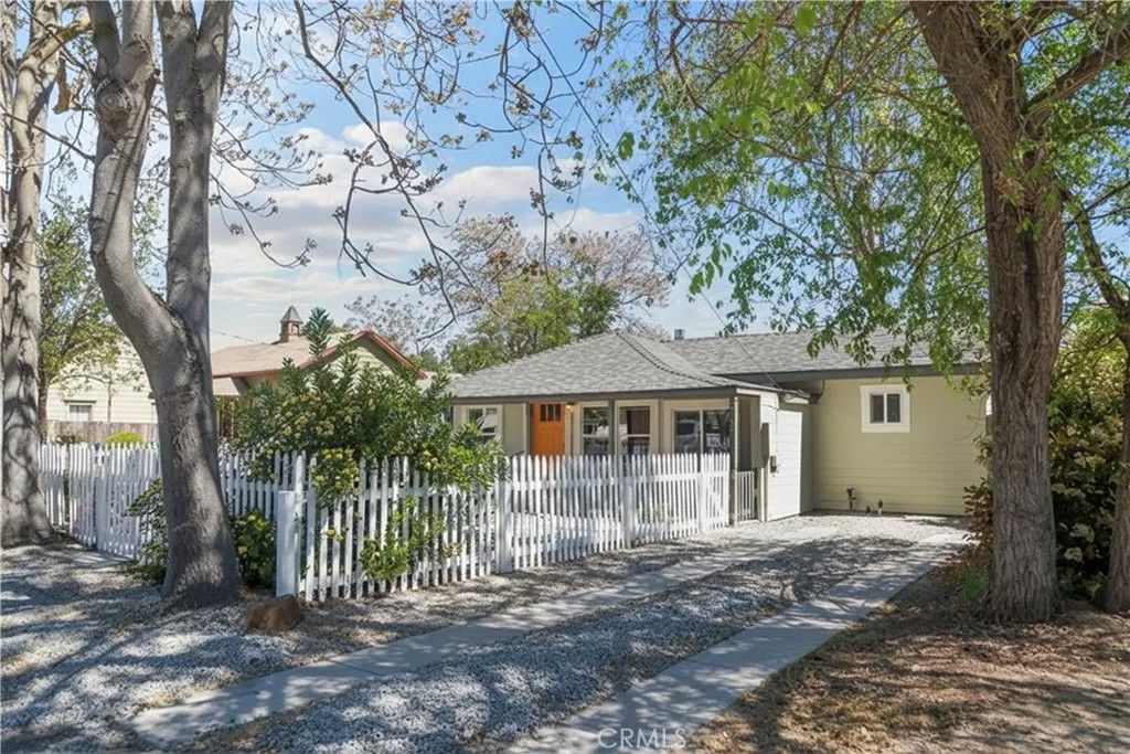 Photo of 1712 Pine Street, Paso Robles, CA 93446 (MLS # NS26068520)