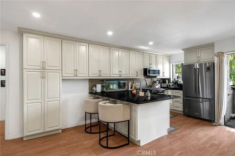 18530 Hatteras Street 213 Tarzana CA 91356