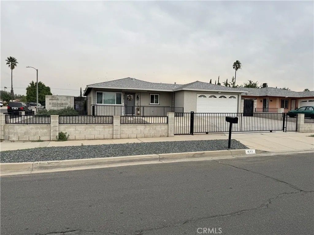 Photo of 428 E Montrose St, Rialto, CA 92376 (MLS # IV25280417)
