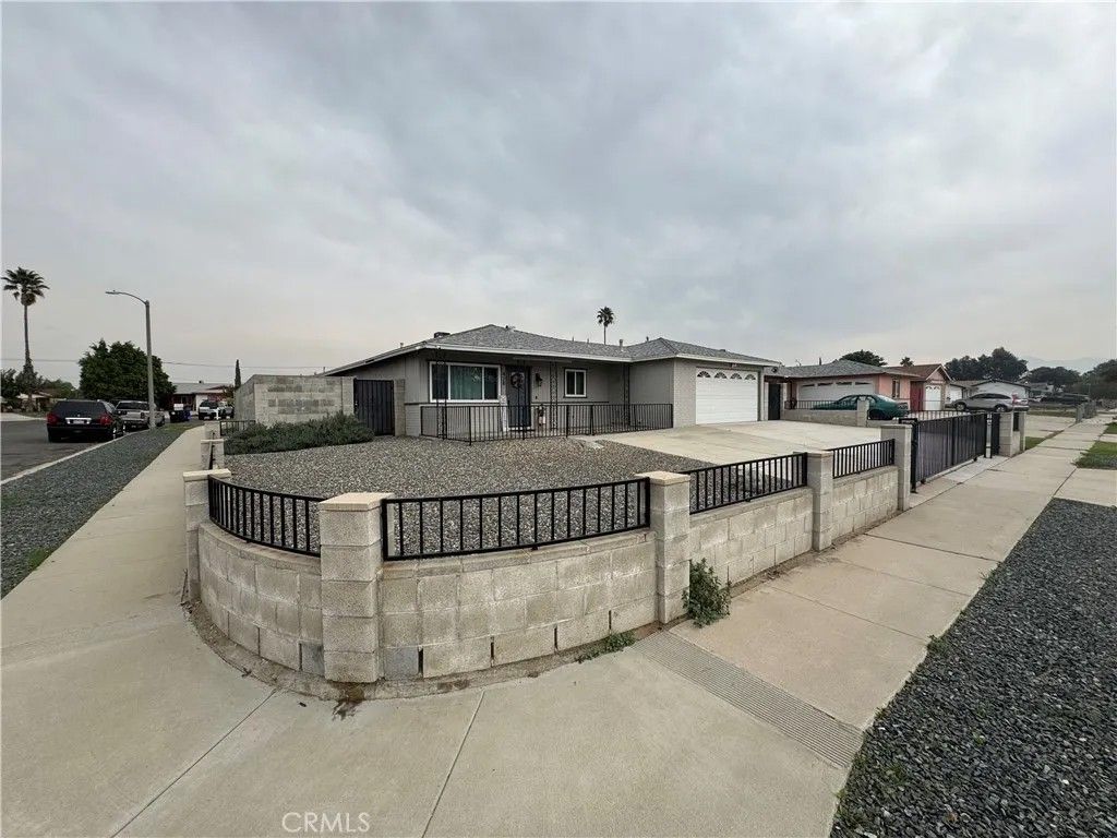 Photo of 428 E Montrose St, Rialto, CA 92376 (MLS # IV25280417)
