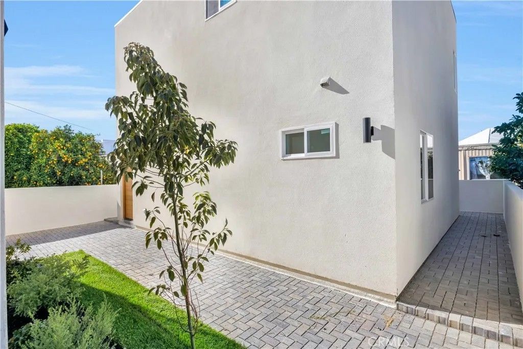 Photo of 10905 Dalerose Ave #C, Inglewood, CA 90304 (MLS # SB26034823)