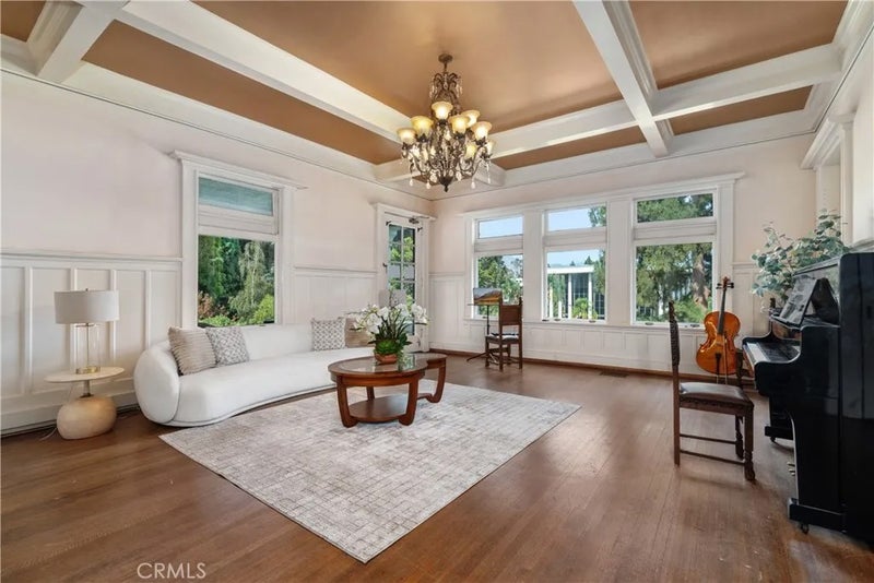 182 S Orange Grove