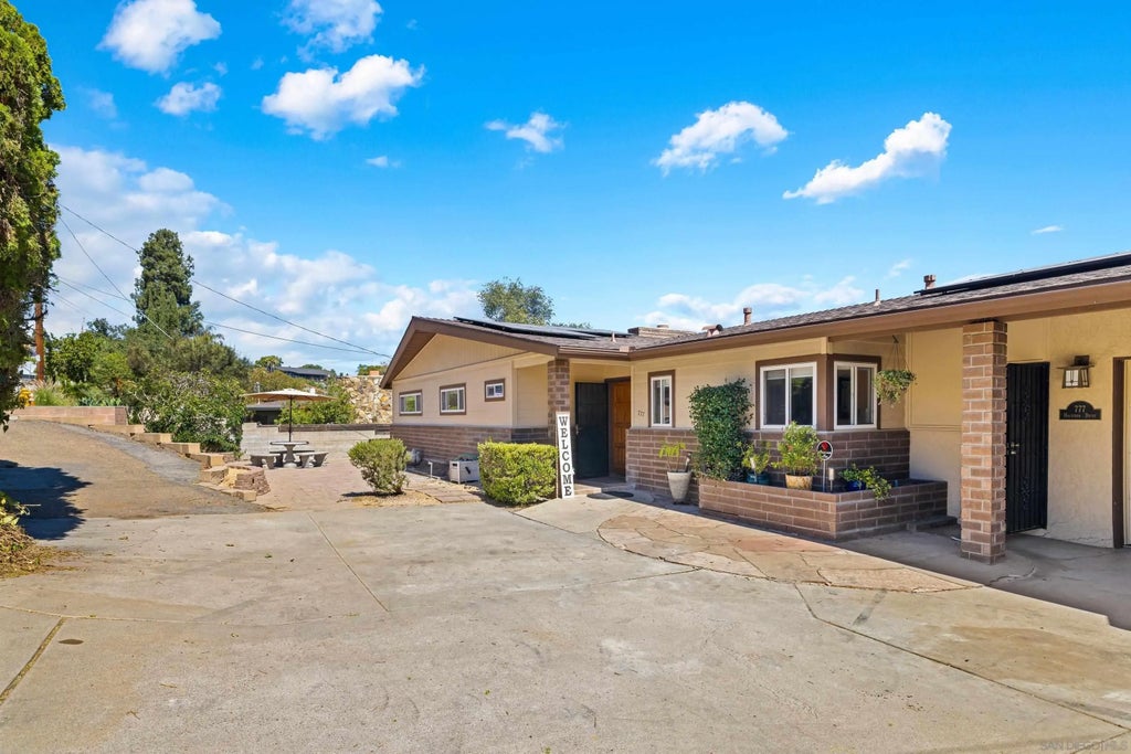 Photo of 777 Hacienda Dr, El Cajon, CA 92020 (MLS # 260022971)