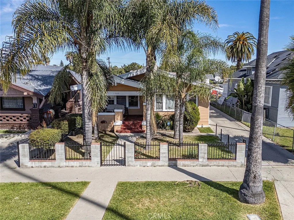 1565 W 51st