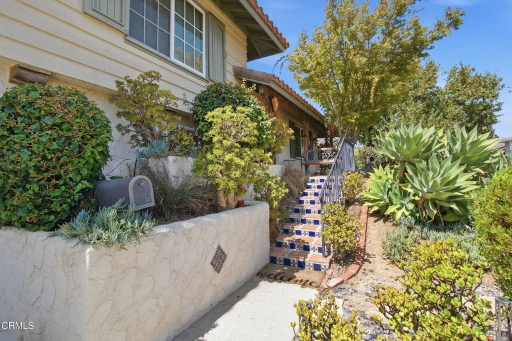 1467 Calle La Cumbre