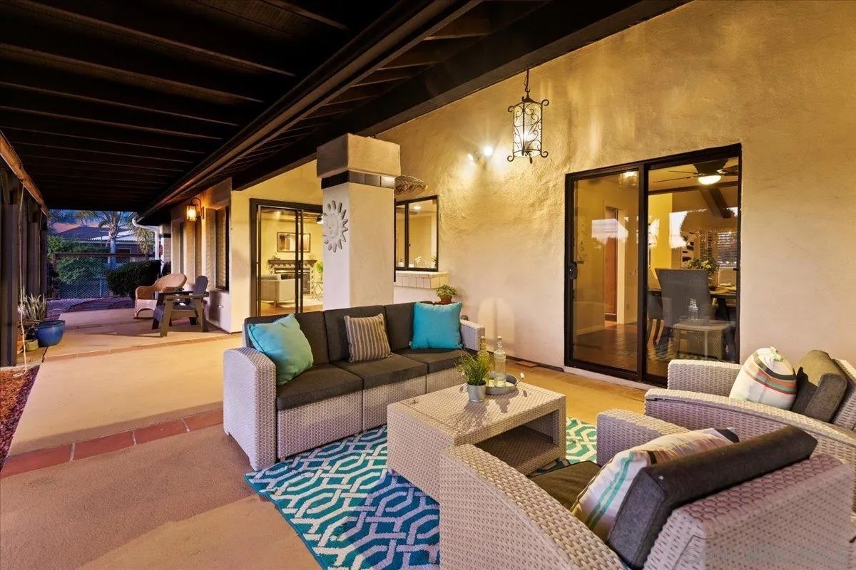 1042 La Sombra Dr