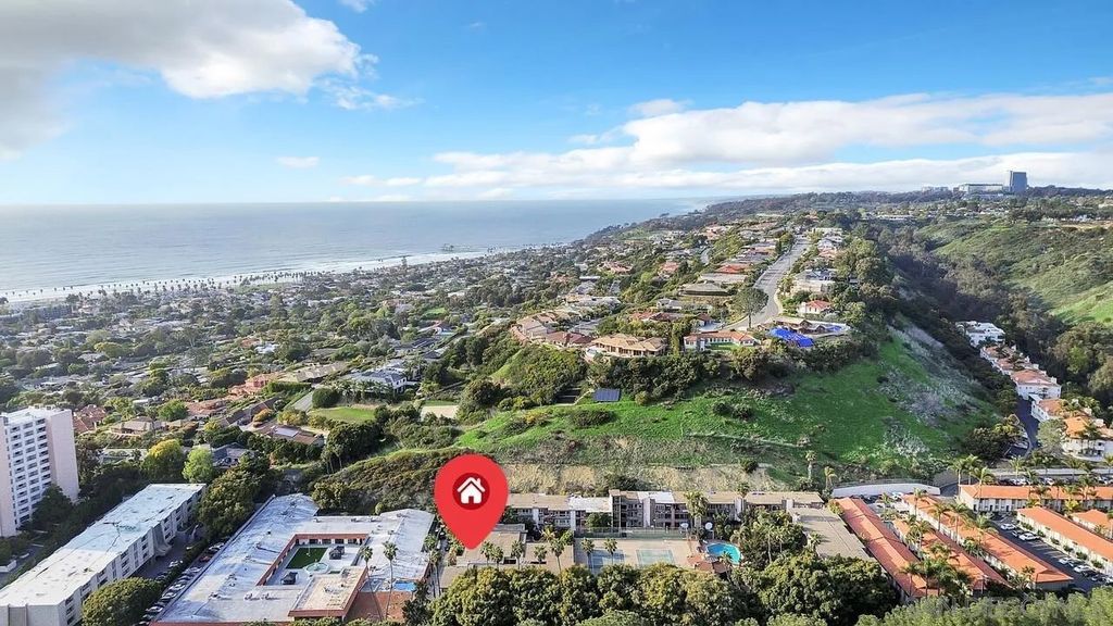 Photo of 2600 Torrey Pines Rd #B17, La Jolla, CA 92037 (MLS # 260005175)