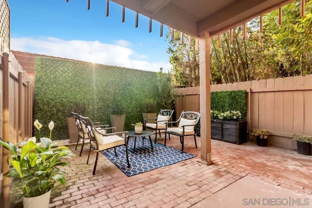 Photo of 2600 Torrey Pines Rd #B17, La Jolla, CA 92037 (MLS # 260005175)