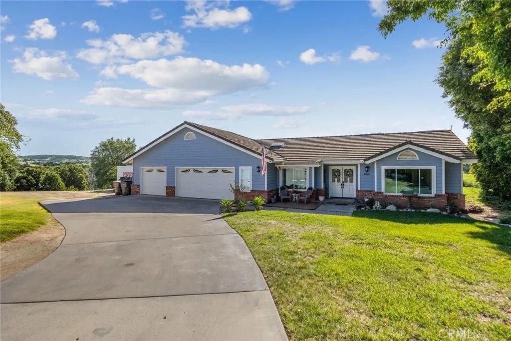 Photo of 804 El Paisano Dr, Fallbrook, CA 92028 (MLS # CV26029573)