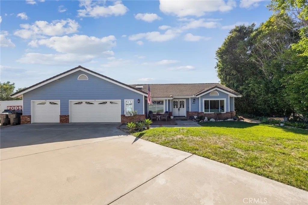 Photo of 804 El Paisano Dr, Fallbrook, CA 92028 (MLS # CV26029573)