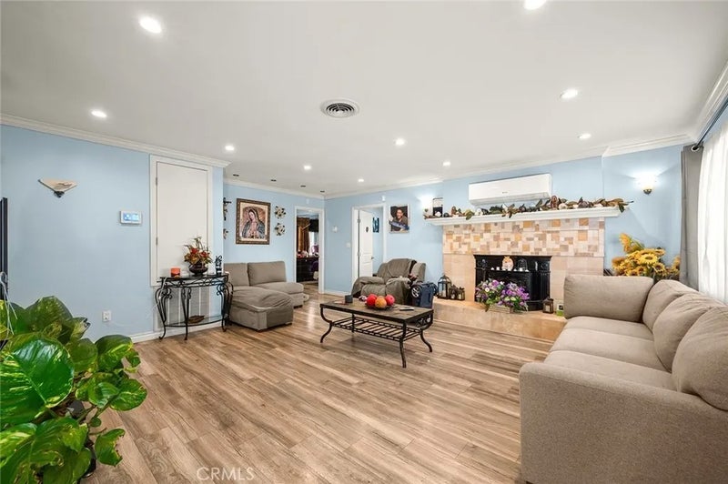 9459 Valley Vista