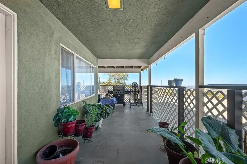 9459 Valley Vista