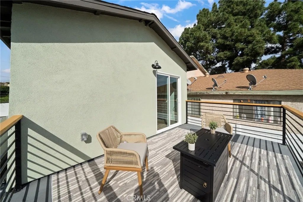 Photo of 739 W 2nd St, San Pedro, CA 90731 (MLS # CV26094482)