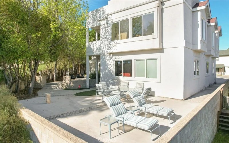 3105 E Beach Circle