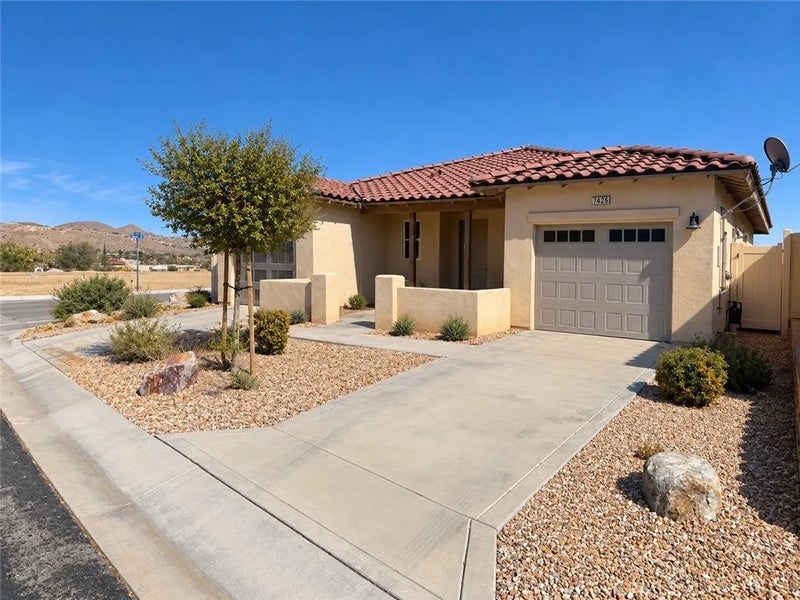 7426 Del Rio Vista