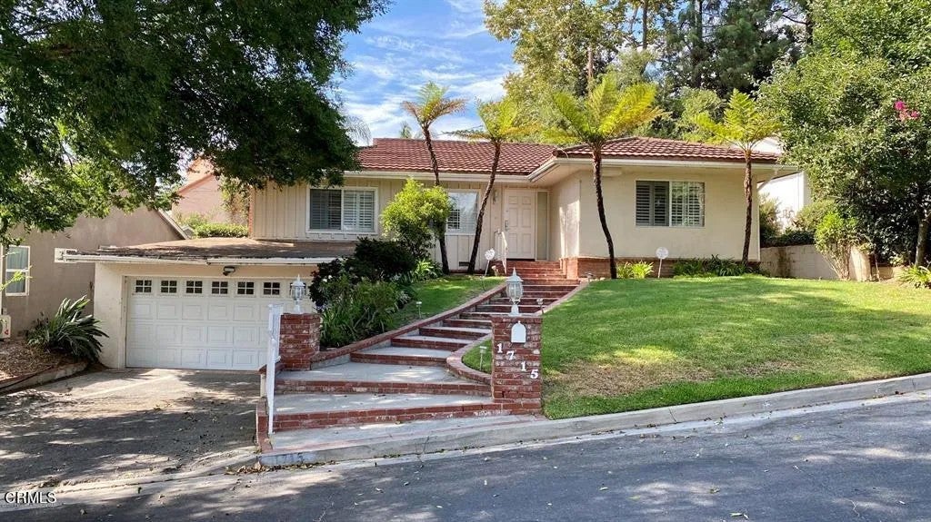 Photo of 1715 La Barranca Road, La Canada Flintridge, CA 91011 (MLS # P1-28912)