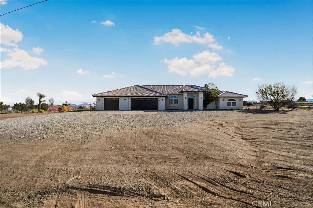 Photo of 10575 Tumbleweed Rd, Phelan, CA 92371 (MLS # SR25280486)