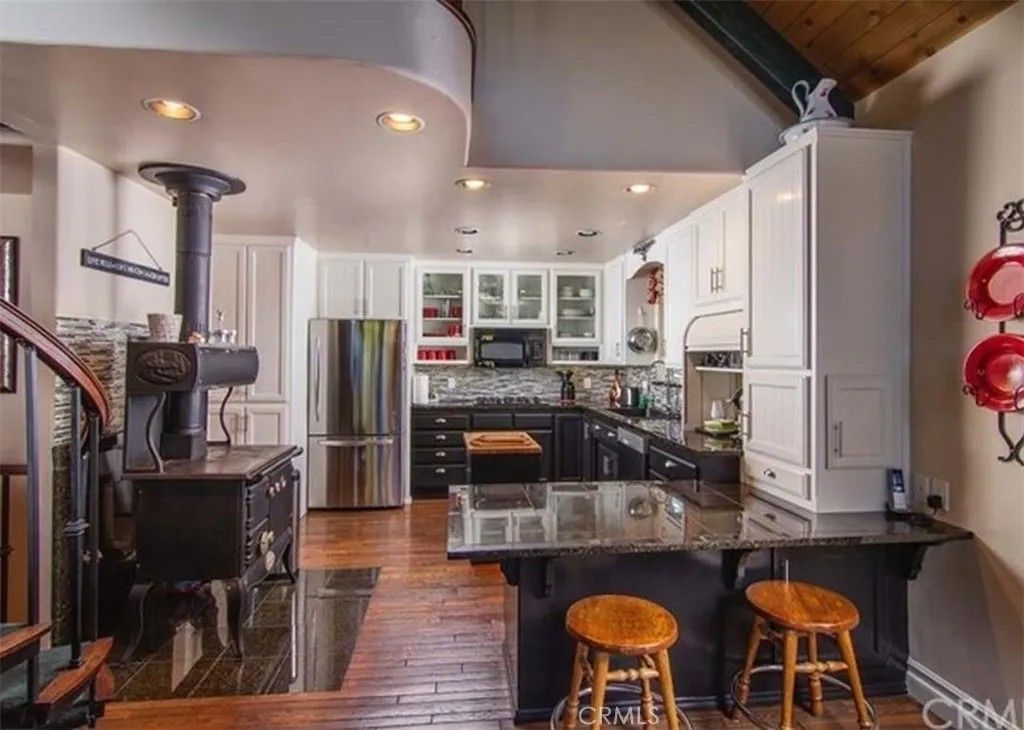 Photo of 1055 Meadowbrook Drive, Lake Arrowhead, CA 92352 (MLS # IG26006857)